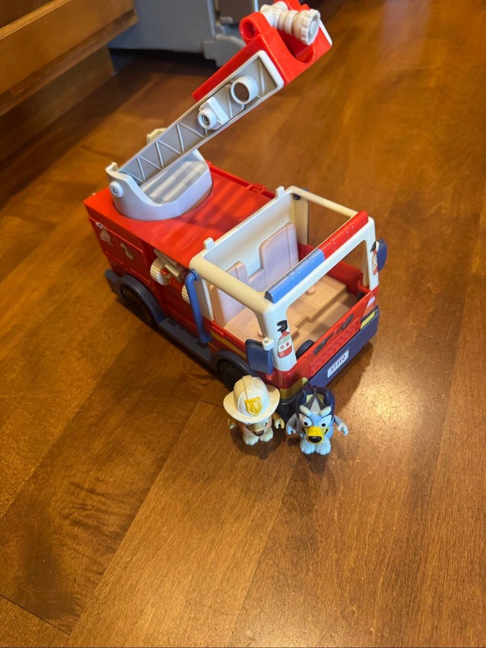 Bluey Firetruck Fire Engine Playset w/ Bluey & Firefighter Bingo Figures